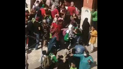 عاملان يقتحمان مدرسة خاصة بالهرم.. وأولياء أمور: قالوا طالب رمى عليهم طوب