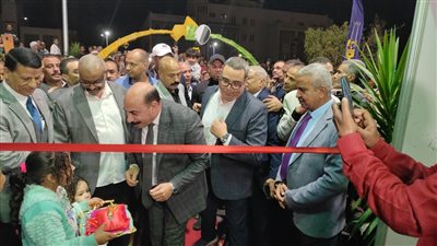 وسط إقبال كبير من المواطنين.. محافظ أسوان يفتتح معرض أهلا رمضان