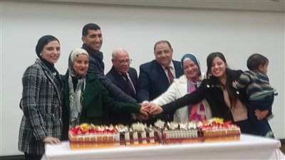 تورتة ومصحف.. محافظ بورسعيد يكرم السكرتير العام لبلوغه سن المعاش| صور 