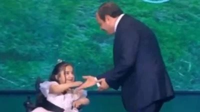 قولي لربنا يوم القيامة هاته معانا.. والد الطفلة روضة بعد لقائها الرئيس: كان نفسها تشوفه وحققت حلمها