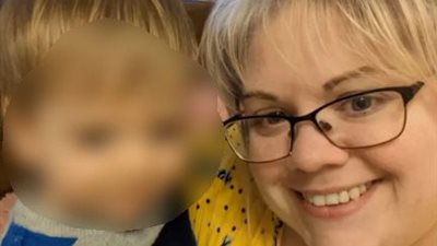 سيدة تكتشف إصابة صغيرها بسرطان نادر باستخدام كاميرا الهاتف 