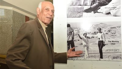 خالد عبد الجليل وزكريا يسلمان درع الإسماعيلية الدولي لـ شيخ المصورين محمد بكر