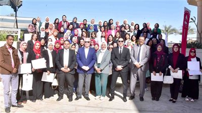 محافظ الأقصر يكرم القيادات النسائية ضمن برنامج المرأة تقود بالمحافظات |صور