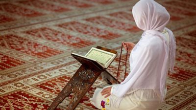 الإفتاء: يجوز كشف المرأة لقدميها في الصلاة متى وقعت في الحرج من سترهما
