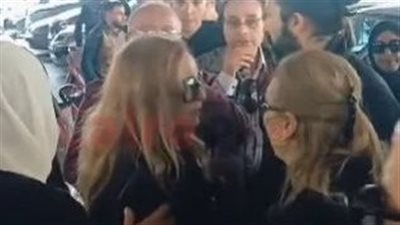 بالدموع والنظارة السوداء.. ظهور مفاجئ لـ نجلاء فتحي في جنازة والد المخرج محمد خضر