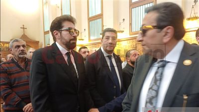 بكاء هاني رمزي في صلاة الجنازة على عمه قائد أول كتيبة مدرعات بحرب أكتوبر