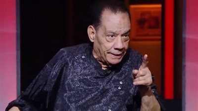 أسرة حلمي بكر تنتظر استلام جثمانه أمام المستشفى.. وشقيقه: أرملته رافضة تدينا شهادة الوفاة أو تصريح الدفن | بث مباشر