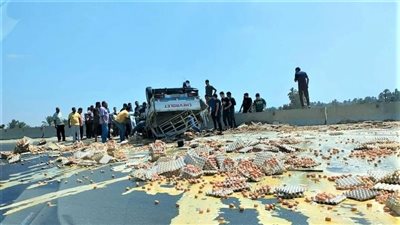 انقلاب سيارة محملة بالبيض أعلى الطريق الدائري