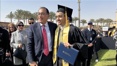 رئيس الوزراء يحتفل بتخرج نجله من الجامعة الأمريكية بالقاهرة | صور 