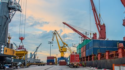 النقل تعتزم إنشاء موانئ جافة في سوهاج وكوم أبو راضي والعاصمة الإدارية قريبًا