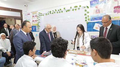 كان مدرسًا لها.. وزير التعليم يناقش الطلاب في مادة العلوم خلال جولة تفقدية بمدارس المنيا 