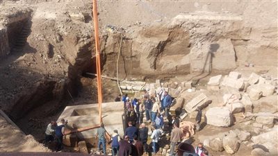 وزنه 50 طنًا.. مصدر بالآثار: نقل التابوت المُكتشف للمخازن لترميمه وتشكيل لجنة لفحص المنطقة
