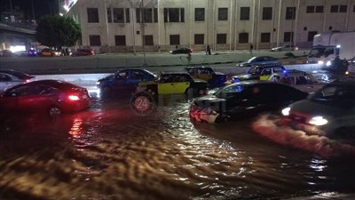 غرق طريق المحمودية في محرم بك بسبب كسر ماسورة مياه.. وغلق الطريق للإصلاح