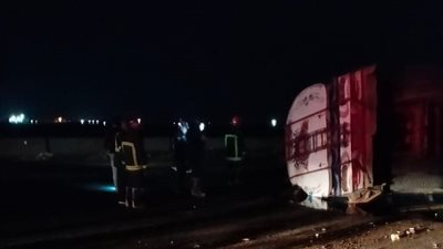 انقلاب سيارة مواد بترولية بطريق السويس | صور