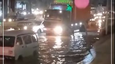 الطريق غرق.. كسر ماسورة مياه يتسبب في غرق طريق المحمودية بمحرم بك| بث مباشر 