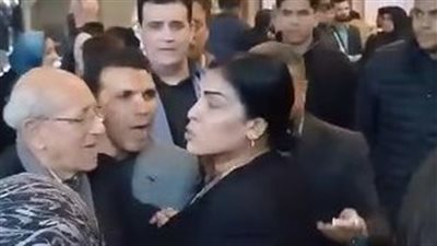 ضرب وشتائم.. خناقة بين أسرة أرملة حلمي بكر والمنتجة ليلى الشبح في عزاء الراحل