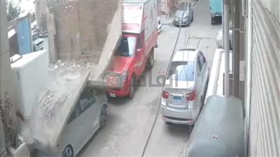 تحطم سيارتين بسبب سقوط سور جراج بطنطا