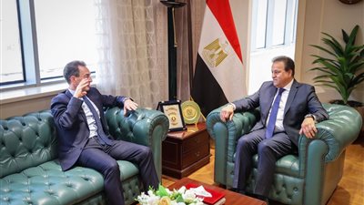 لعلاج مصابي غزة.. وزير الصحة يبحث مع السفير الفرنسي توفير مستلزمات الأورام للوزارة