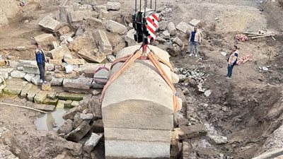 وزنه 62 طنًا وعليه نقوش باللغة المصرية القديمة.. التفاصيل الكاملة للكشف الأثري خلال إنشاء مستشفى بنها الجامعي الجديد