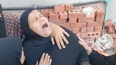 غدروا بيك يا قلب أمك.. انهيار والدة الشاب ضحية أصدقائه بأوغندا: كان غلبان وطالع يجيب لقمة العيش | بث مباشر