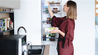 خلطة رهيبة.. تعرفي على كيفية تنظيف الثلاجة في 10 دقائق 