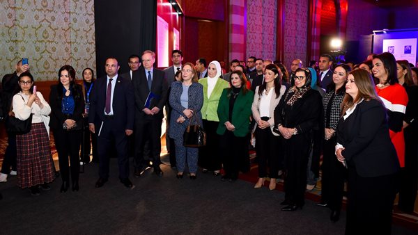 وزيرة الهجرة وعدد