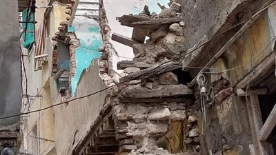 إزالة أجزاء خطرة بعقار في الإسكندرية 