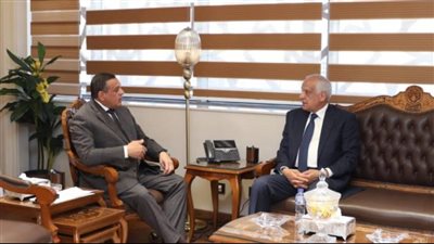 وزير التنمية المحلية يتابع مع محافظ الجيزة استعدادات شهر رمضان لتوفير السلع الغذائية 