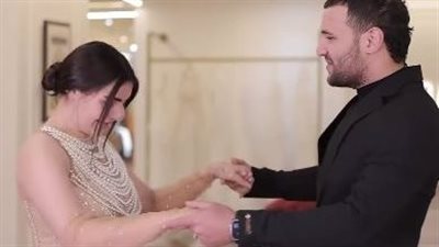 كله بياخد من بعضه.. أول تعليق لـ مسلم على سرقة تصميم فستان خطيبته | فيديو