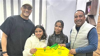 في زيارة سريعة.. مصطفى محمد مهاجم المنتخب الوطني يصل لـ الغردقة للاطمئنان على مولوده الجديد| صور