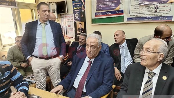 سامح عاشور مع محامين