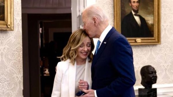 بايدن يقبل رأس رئيسة