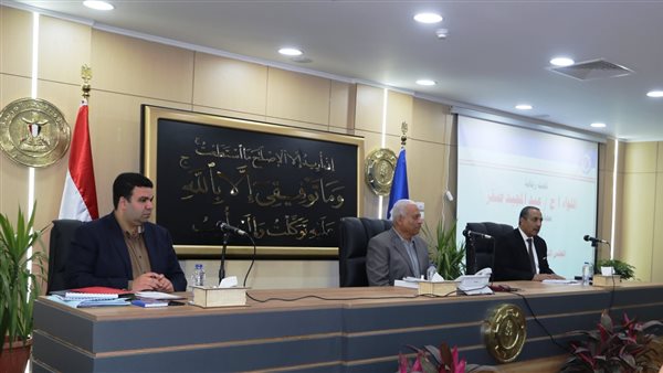 محافظ السويس في اجتماع
