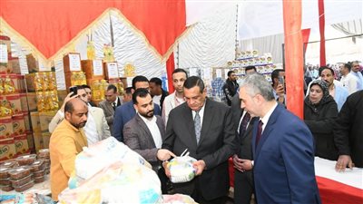 وزير التنمية المحلية ومحافظ الفيوم يتفقدان معرضين لـ أهلًا رمضان في أبشواي 