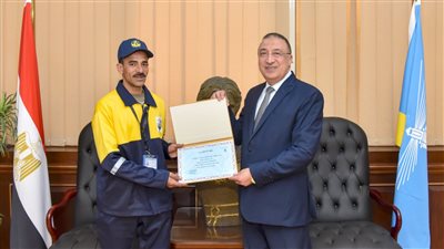 محافظ الإسكندرية يُكرم عامل النظافة عاشور عيد لأمانته في رد مبلغ 300 ألف جنيه