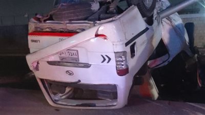 مصرع شخص وإصابة 4 آخرين إثر انقلاب ميكروباص في 6 أكتوبر| صور 