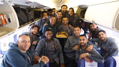 بعثة الأهلي تحتفل بعيد ميلاد أفشة وسامي قمصان قبل لقاء الكأس