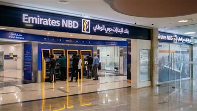 رغم توافر الدولار.. وقف السحب النقدي من بنك الإمارات - دبي الوطني بالخارج