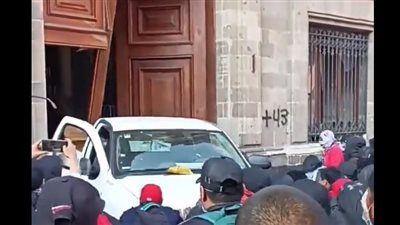 متظاهرون يقتحمون بوابة القصر الرئاسي في المكسيك 