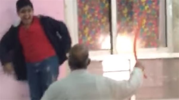 معلم يعاقب طالب بشكل