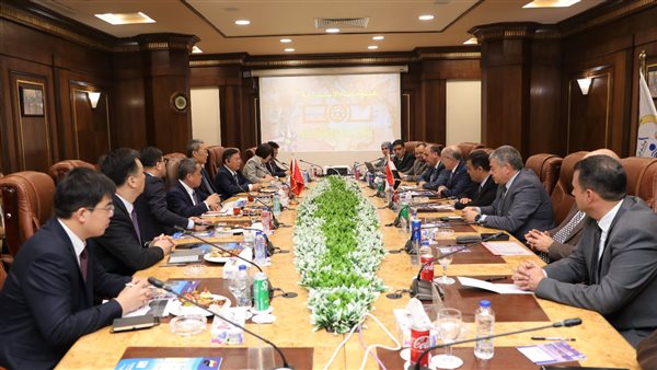 اجتماع داخل ميناء