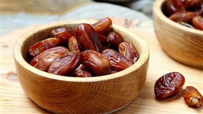 منها البلح.. أكلات بها فيتامين د وعصير متوفر لصحة عظامك