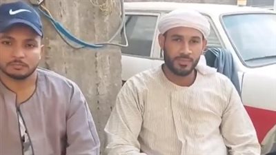 شاب وعمه يعملان في النقاشة ويبهران مستخدمي مواقع التواصل الاجتماعي بتلاوة القرآن الكريم| بث مباشر 