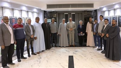 لضبط الأسواق.. محافظ أسوان يلتقي مع ممثلي التجار والجزارين