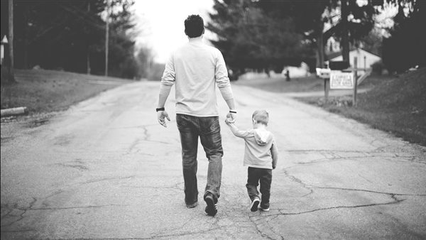 طفل ووالده - تعبيرية