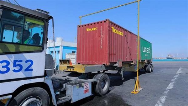 شاحنة في أحد الموانئ