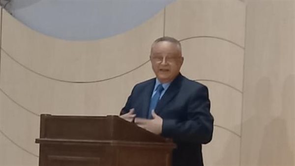 الدكتور أحمد زايد