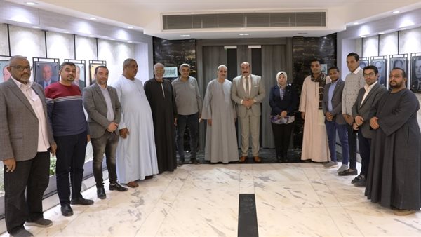 محافظ أسوان