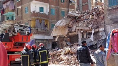 عقار الإسكندرية المنهار مأهول بالسكان وصادر له قرار هدم طابقين وترميم الثالث