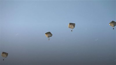 مصر والإمارات تنفذان عملية الإسقاط العاشرة للمساعدات الإنسانية على شمال غزة